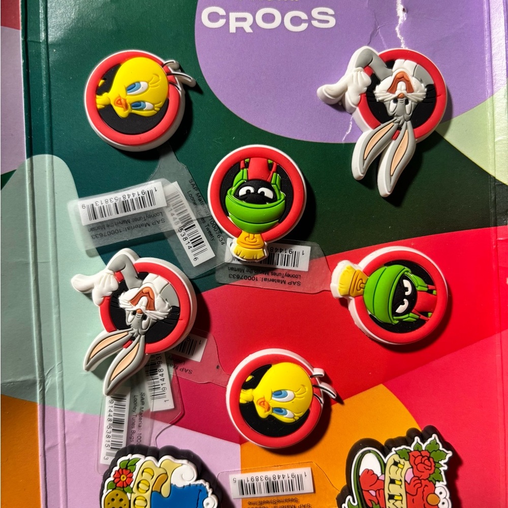 CROCS Looney Tunes/Sesame Street Jibbitz Charms Set